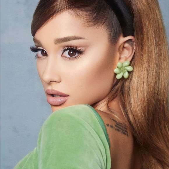 Ariana Grande Positions Earrings (Stud) with matching rings - Picture 3 of 6